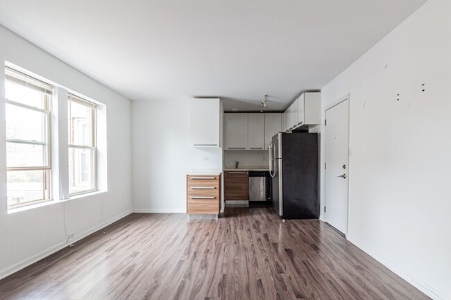 Photo - Great Studio Apartment with Modern Finishes -Close to Lake & El! Unit 6E