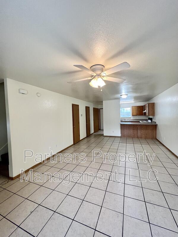 Photo - 856 Curtis Ave