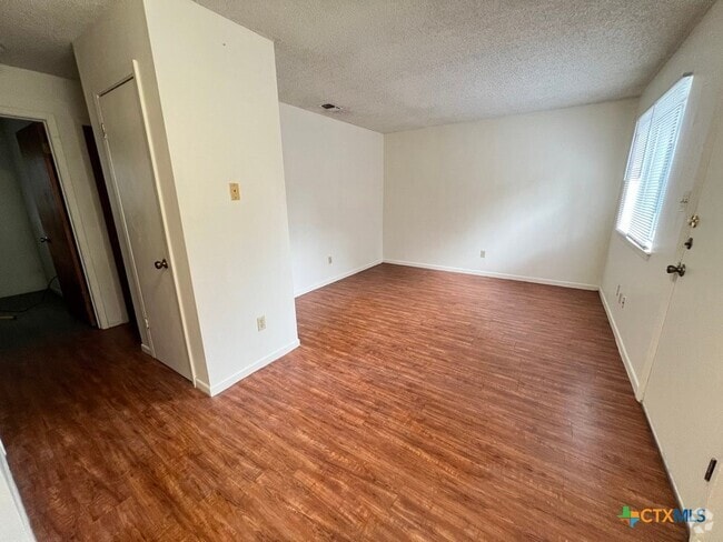 Building Photo - 511 W Hutchison St Unit A Rental