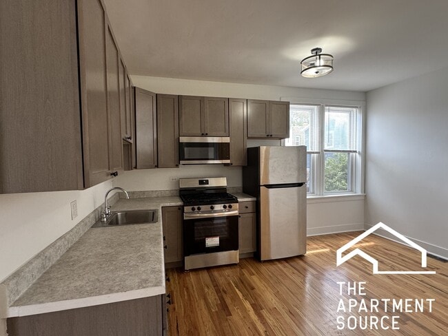 Building Photo - 3915 W Potomac Ave Unit 1