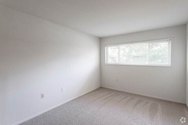 1 BR w Den, 1 BA - 740 SF