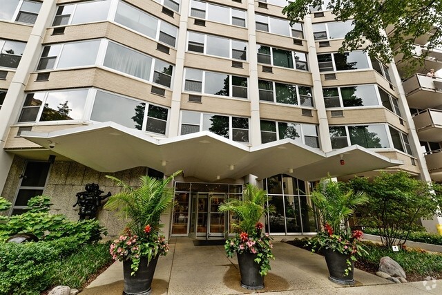 Building Photo - 555 W Cornelia Ave Unit 204 Rental