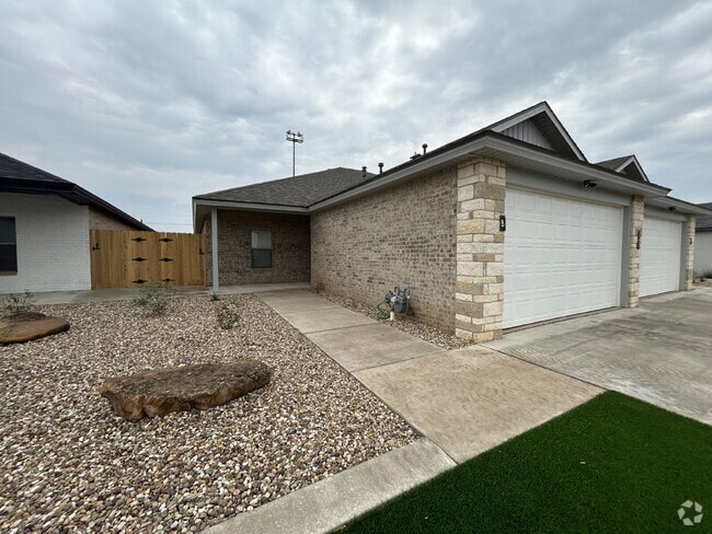 Building Photo - Gorgeous Duplex in Frenship East! Unit B Rental