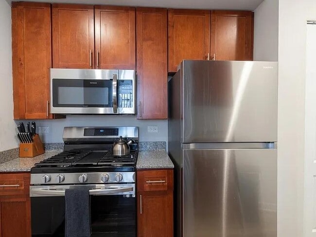 2048 W Touhy Ave