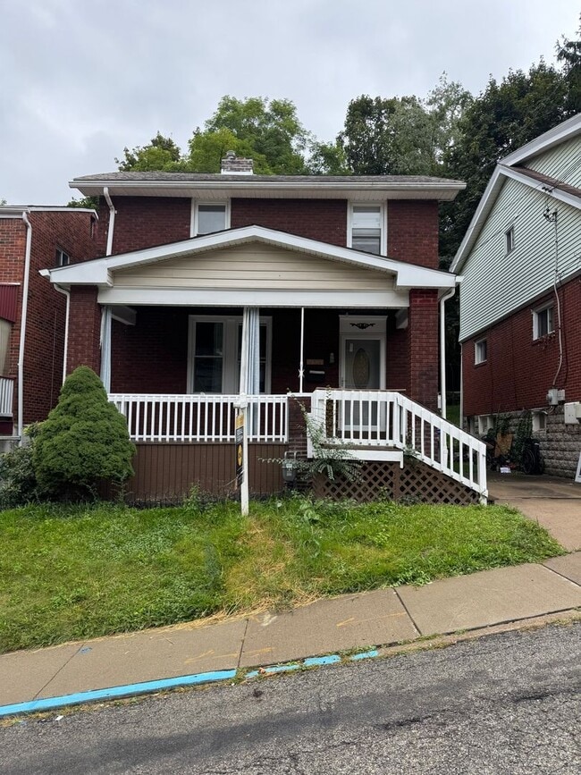 Building Photo - 3 Bedroom 1.5 Bath in Dormont! Rental