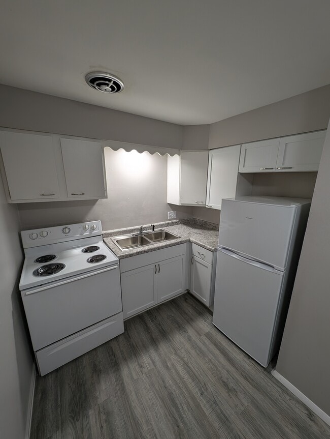 Building Photo - Chase Manor Apartments Unit 106