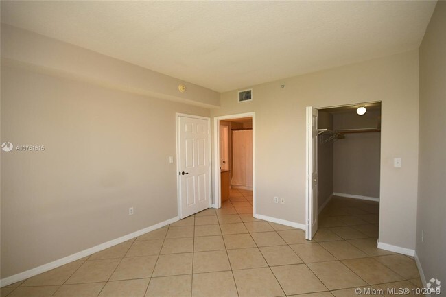 Building Photo - 2630 SW 28th St Unit 30 Rental