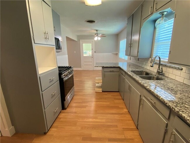102 E Live Oak St