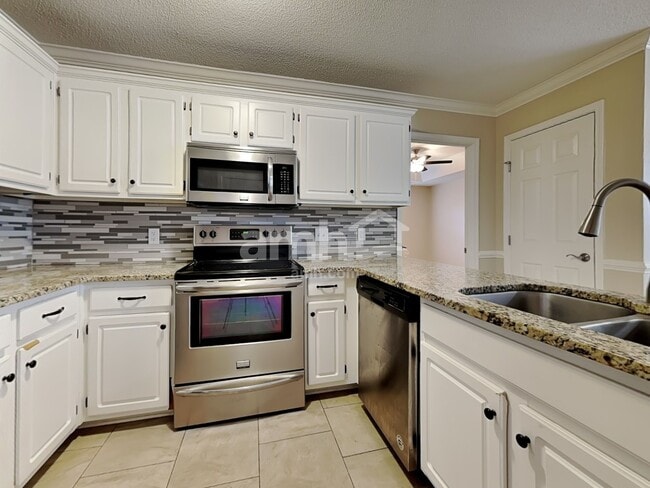 Photo - 409 Roberts Way