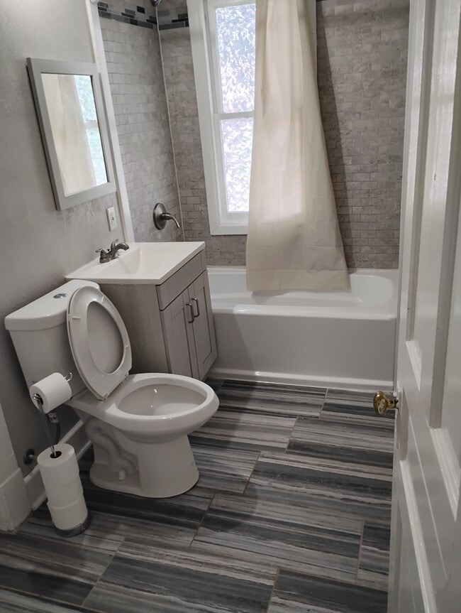 Photo - 3330 W McKinley Blvd Unidad 2 BR Lower Flat