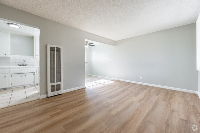 1BR, 1BA - 620SF - Living Room