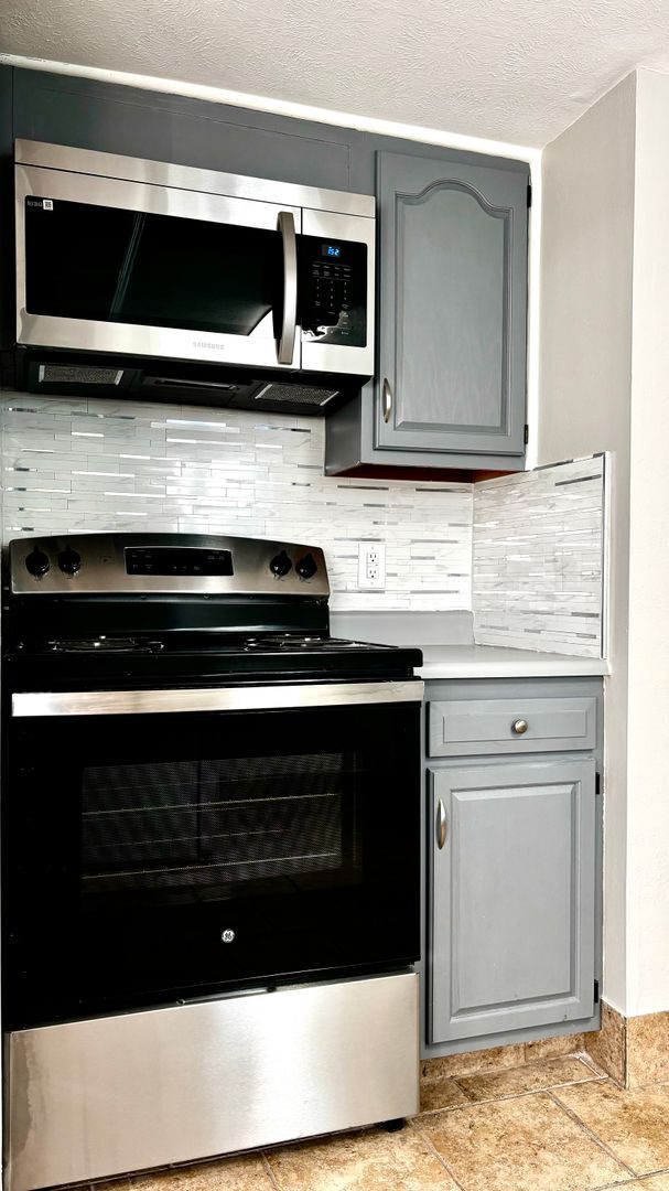 Photo - Spacious 3-Bed Townhome with Garage in Day...