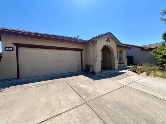 Building Photo - Spacious and Sparkling with New Paint 3 be... Rental