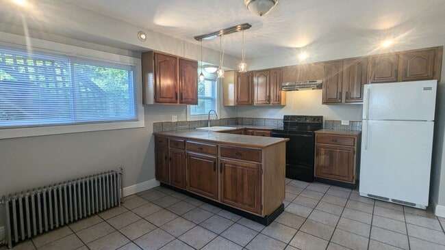 Building Photo - 2 Silver Pl Unit 2-1 Silver Place