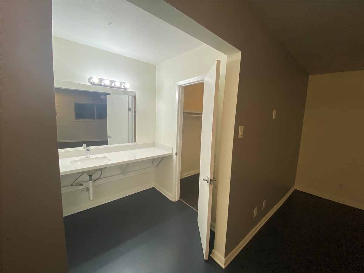 Photo - 219 W Alabama St Unit 05