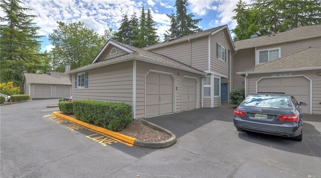 2bd/2.5ba Kenmore Townhome - 2bd/2.5ba Kenmore Townhome