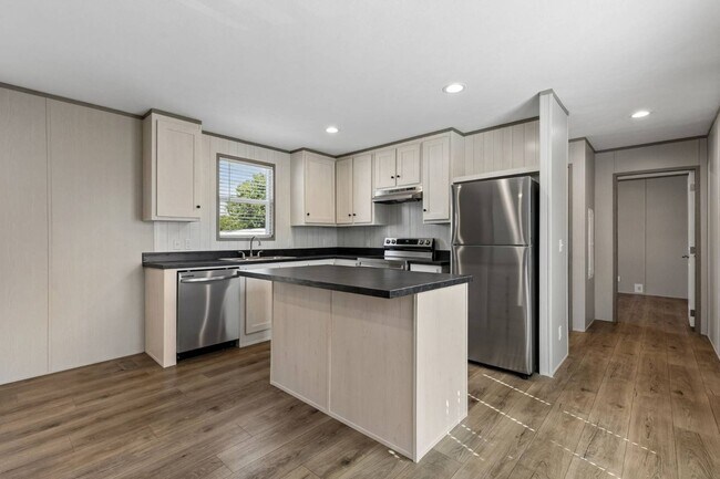 10 Colonial Dr