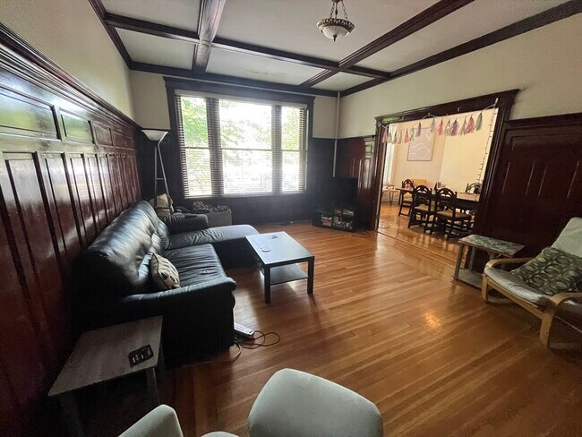 Building Photo - 1033 Beacon St Unit 1
