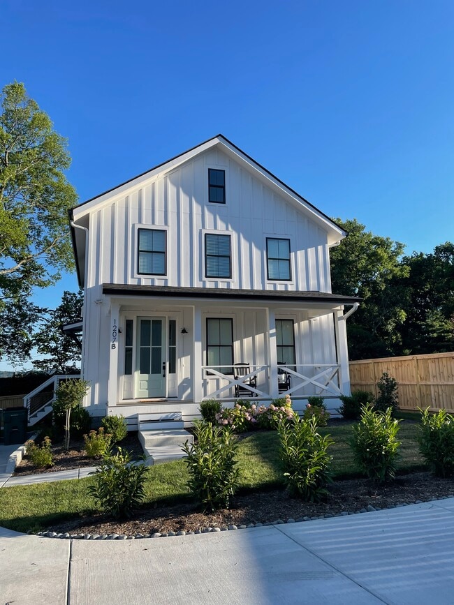 Building Photo - 1207 Sweetbriar Ave