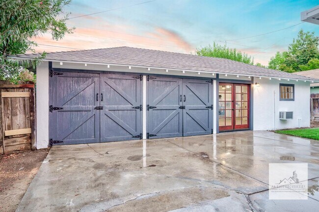 Building Photo - 1435 N Poplar Ave Unit Back Studio