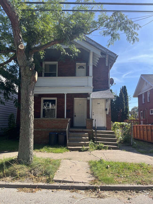 Building Photo - 207 E 3rd St Unit 207 Rental
