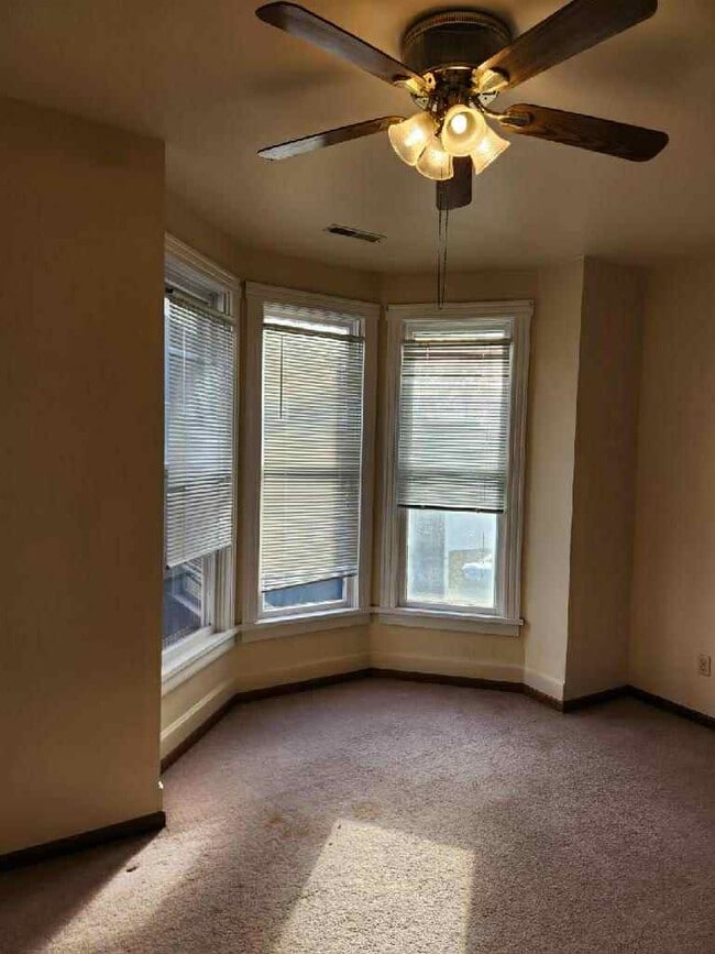 Large Bay Window in bedroom - 1318 N Main St Apartamentos Unidad 2