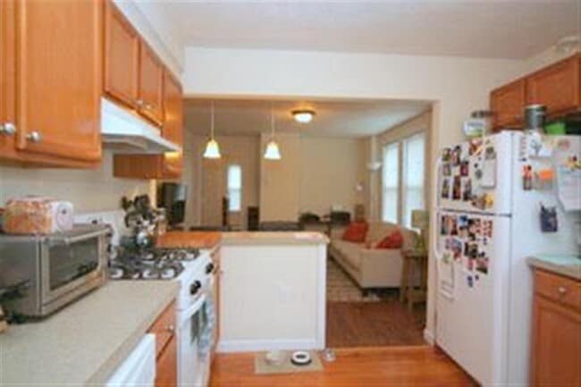 Building Photo - 389 Columbia St Unit 3