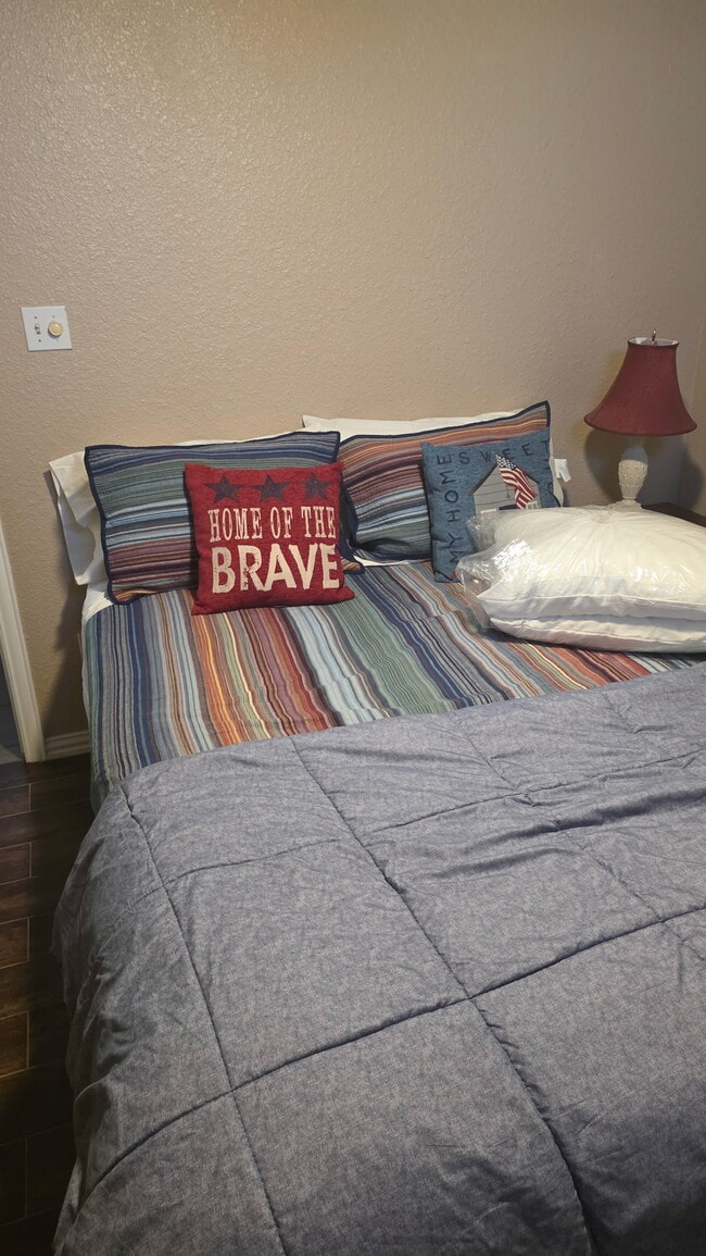 Queen size bed - 12551 Saddle Club Dr Unit Peaceful Getway