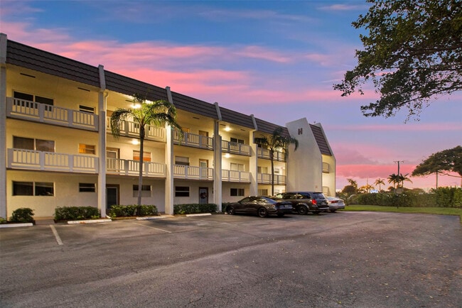 Building Photo - 6890 Royal Palm Blvd Unit 312h