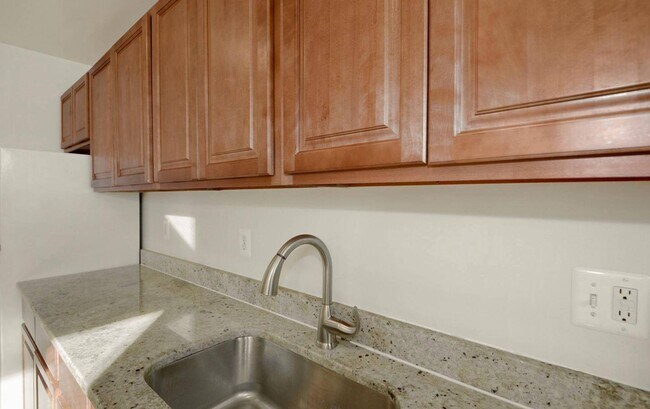 Photo - 212 Orange St SE