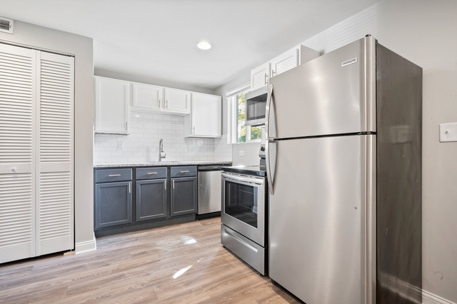 Building Photo - 135 Walnut St Unit D