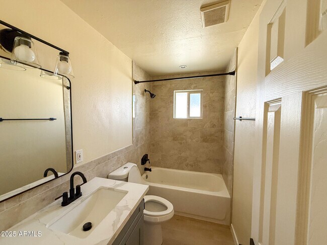 Photo - 1312 W 5th St Apartamento