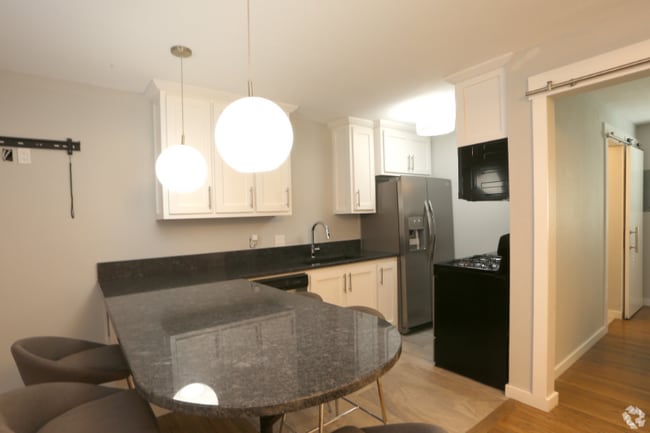 Building Photo - 203 E Hurd St Rental