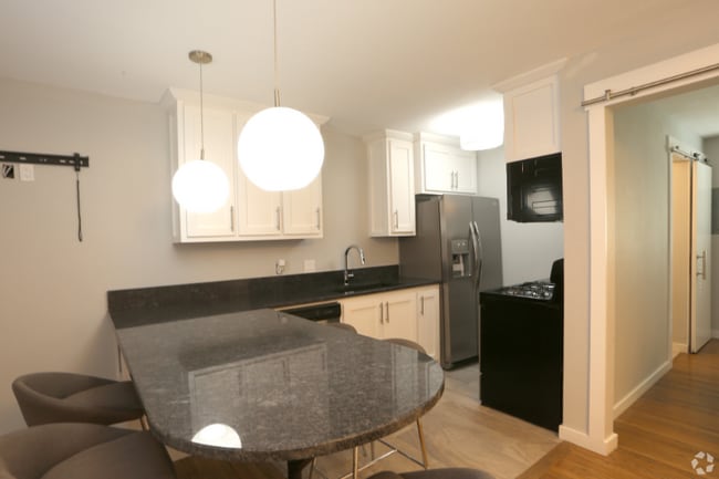 Photo - 203 E Hurd St Apartment
