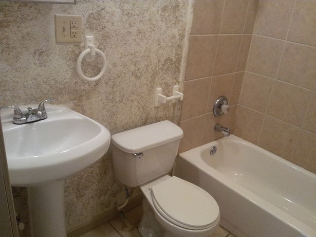 Building Photo - 2029 Bryan Ave Unit 2029 Bryan -downstairs