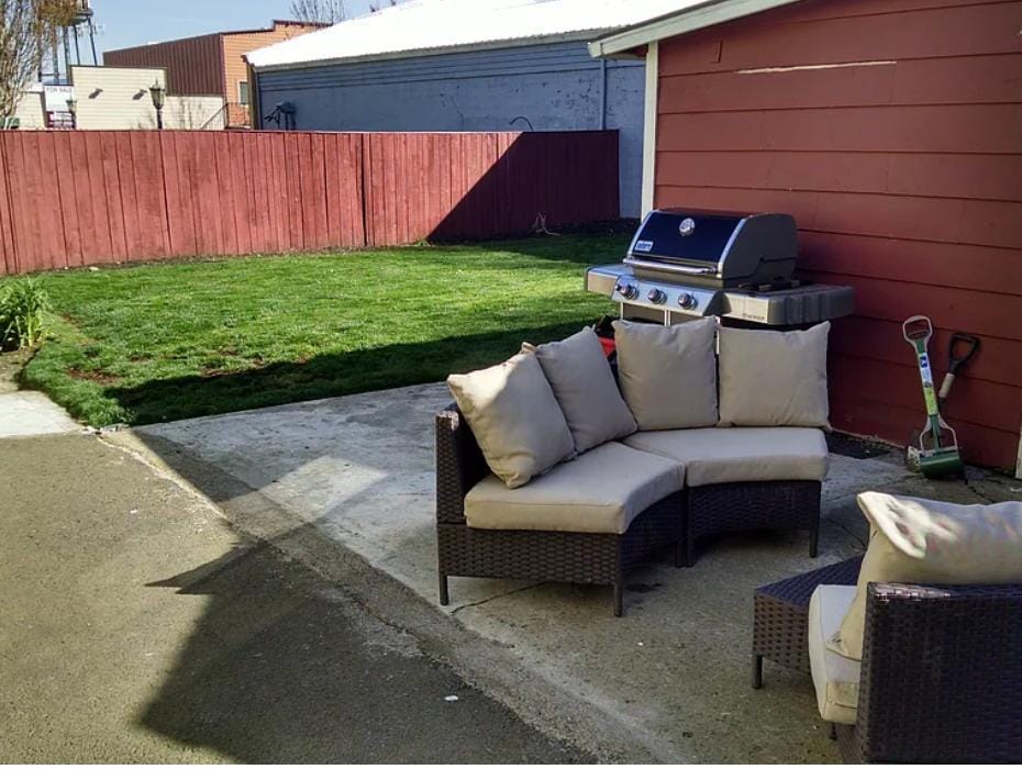 Photo - 122 SE Harlow Ave