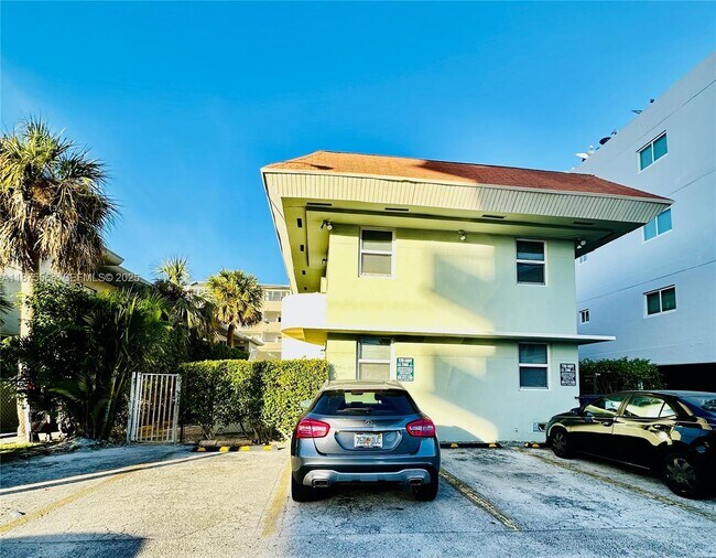 Building Photo - 2021 Bay Dr Unit 3