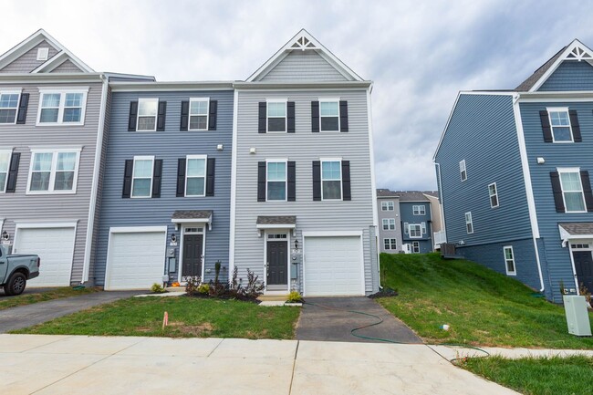Building Photo - 3 Bed/3.5 Bath NEW Townhome in Charles Tow...
