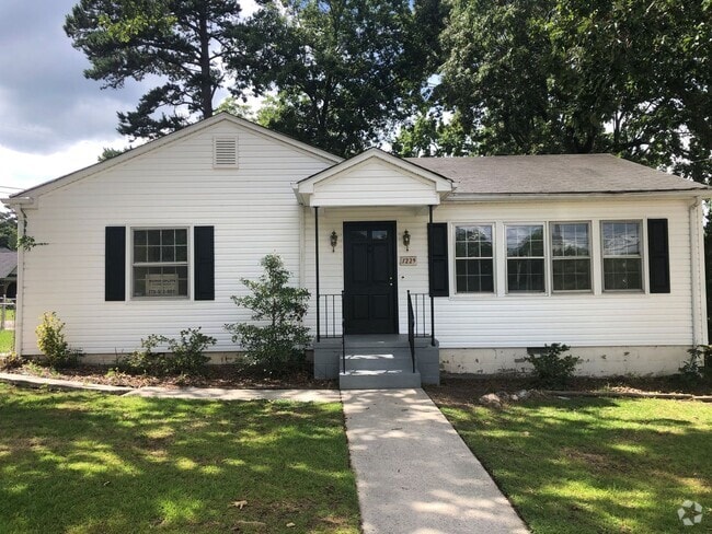 Building Photo - Newly Renovated 3 Bedroom Home Close to Do...
