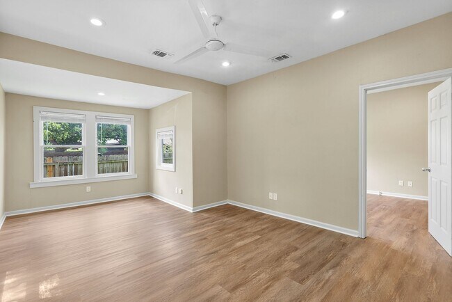 Photo - 333 W Hutchison St