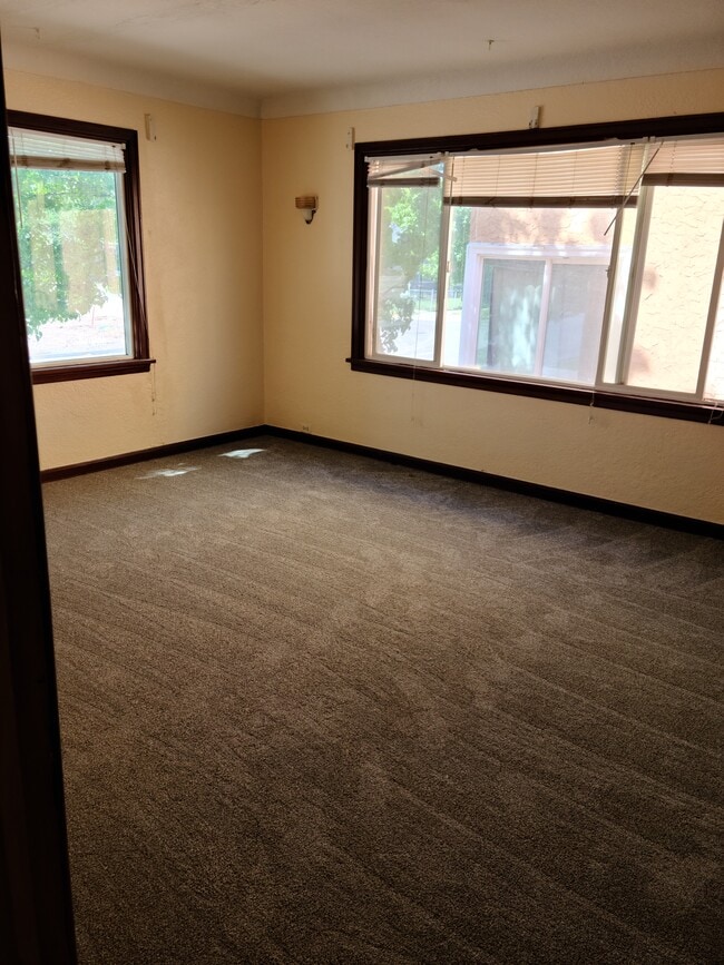 living room - 945 E Lander St Apartments Unit 1