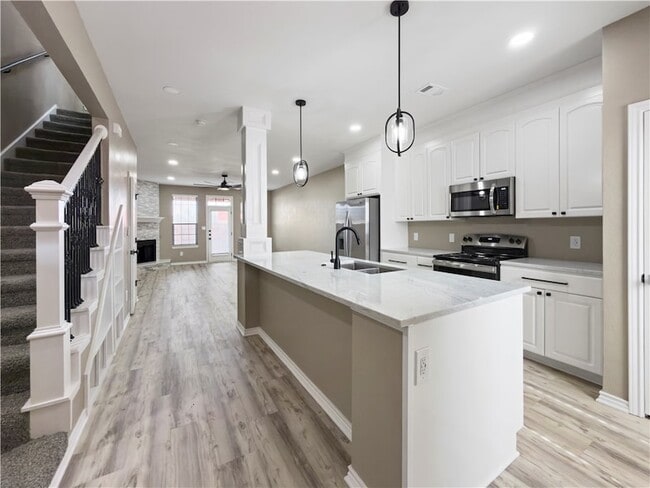 Building Photo - 1305 W Villa Maria Rd