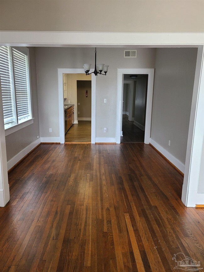 Photo - 114 W La Rua St