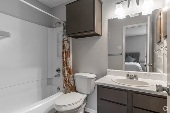 2BR, 2BA - 900SF - Bathroom