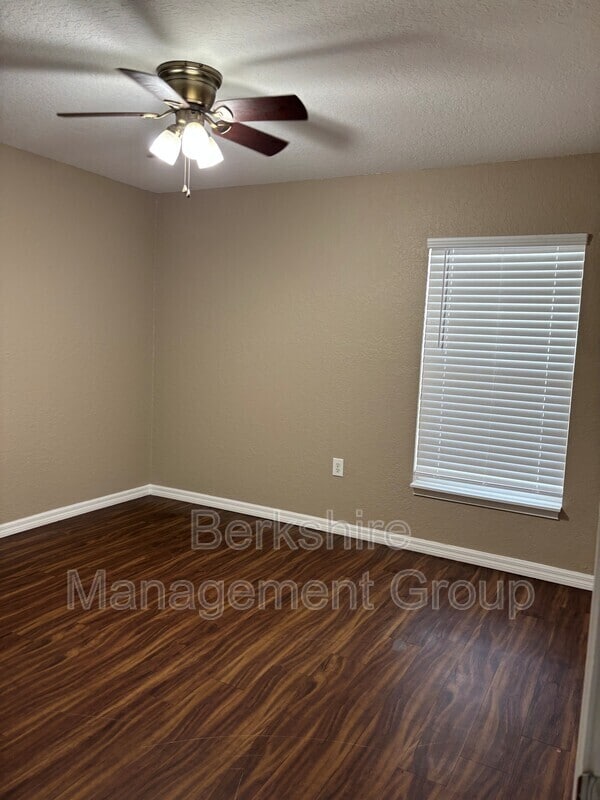 Photo - 2405 Ave C SW