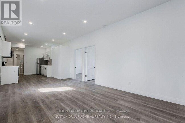 Photo - 1930 Queen St E