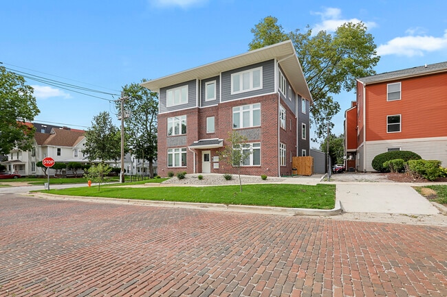 Photo - 302 E Clark St Apartments