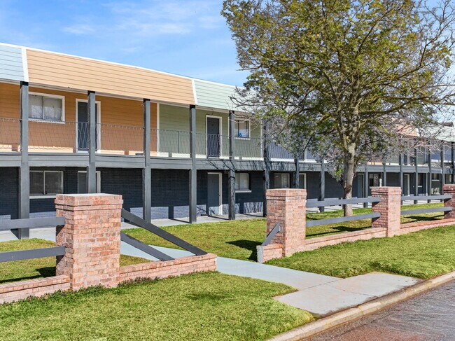 Photo - English Village North Apartments