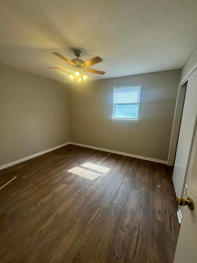 Photo - 5001 N Creasy Springs Rd