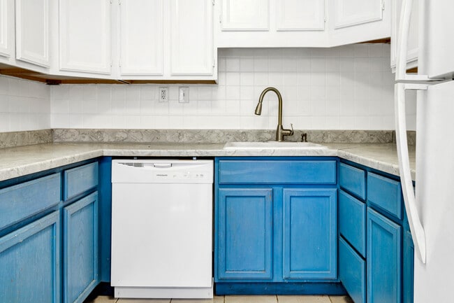 Building Photo - 4440 Turquoise Dr